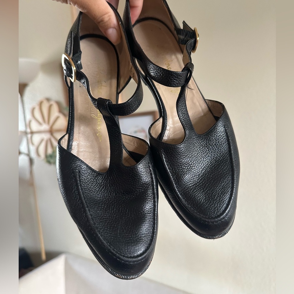 VINTAGE SALVATORE FERRAGAMO black pebble leather mary janes with gold buckle
